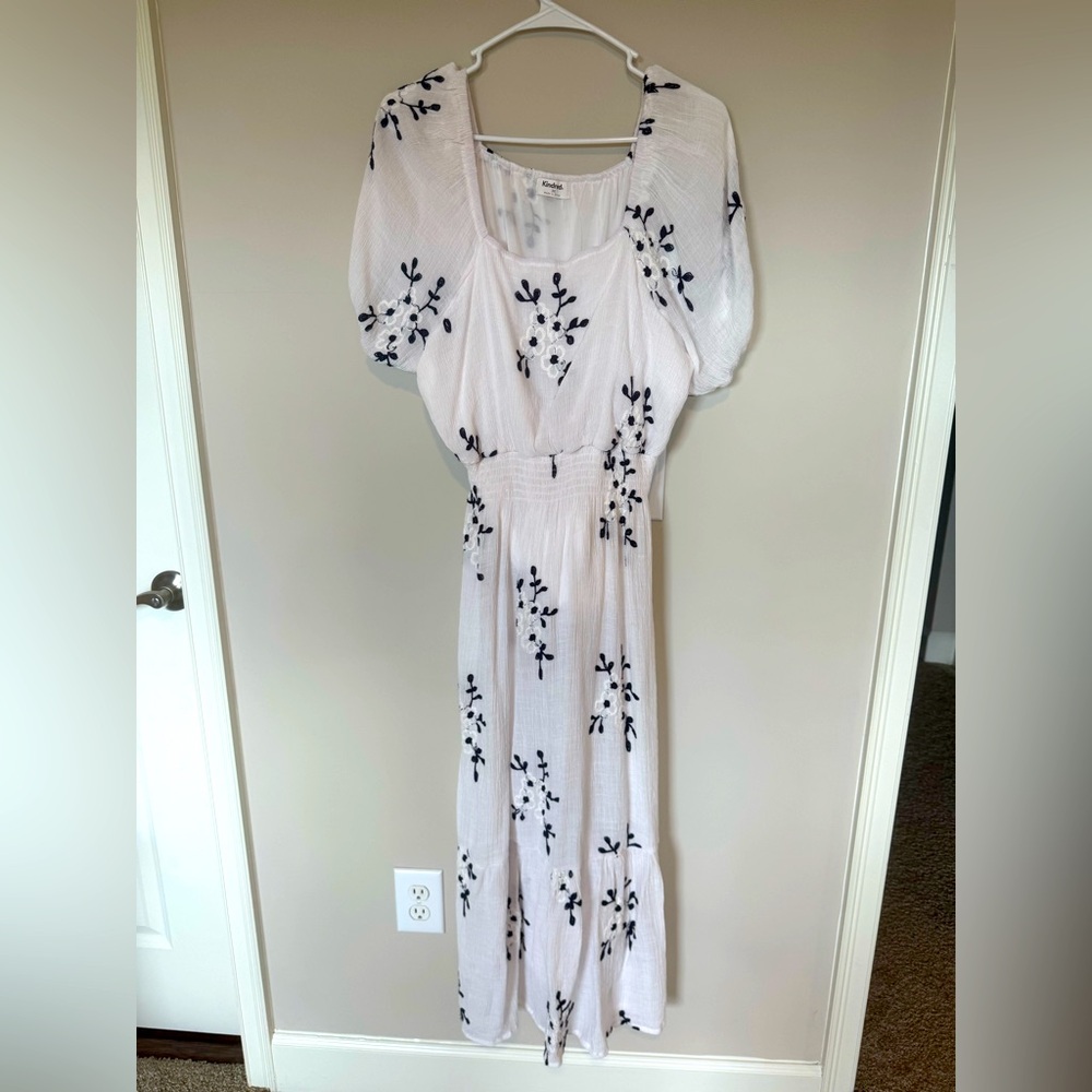 White Embroidered Puff-Sleeve Maxi Dress - Women's